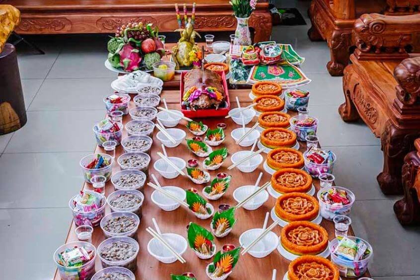 Theo phong tục này, bố mẹ sẽ chuẩn bị một mâm với nhiều đồ vật đa dạng, mỗi món mang một ý nghĩa riêng, như ống nghe bác sĩ, gương lược, tiền, vàng, bút viết, sách vở, và nhiều thứ khác