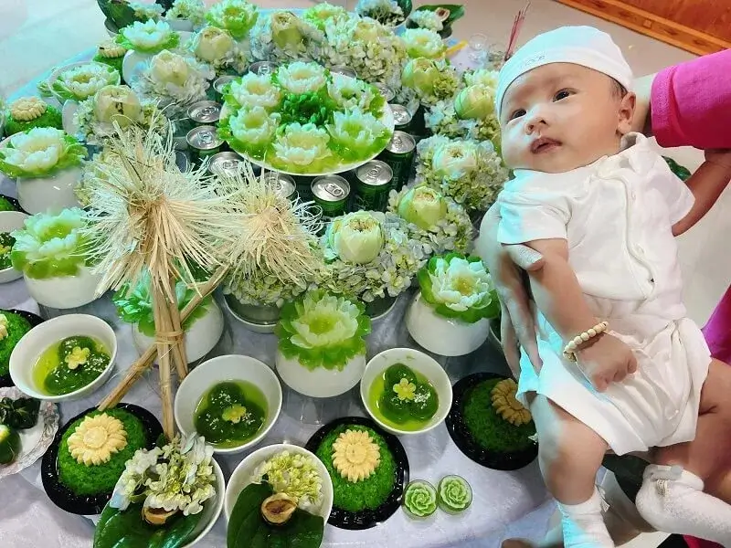 Buổi lễ này mang ý nghĩa tạ ơn các vị thần linh và 12 bà Mụ, những người đã “nặn” ra đứa bé, giúp bé được chào đời một cách an lành