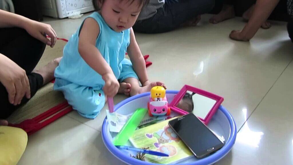 Nếu có điều kiện, việc tổ chức lễ cúng là điều nên làm; nếu không, bố mẹ cũng có thể chuẩn bị một mâm cơm cúng vào ngày bé tròn 1 tuổi