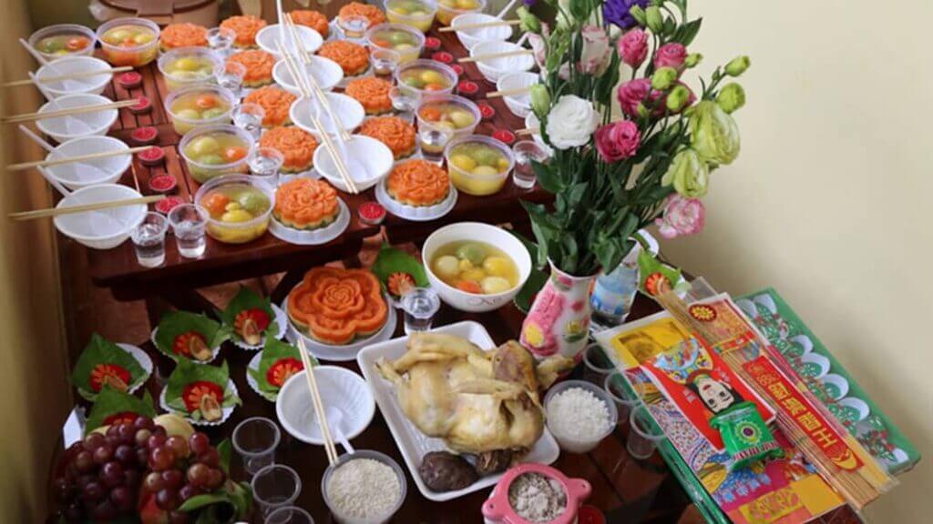 Trong lễ cúng thôi nôi, gia đình sẽ chuẩn bị một mâm cúng với đầy đủ các lễ vật như trầu têm, gà, cánh phượng, xôi, chè… cùng với giấy sớ để cúng Mụ