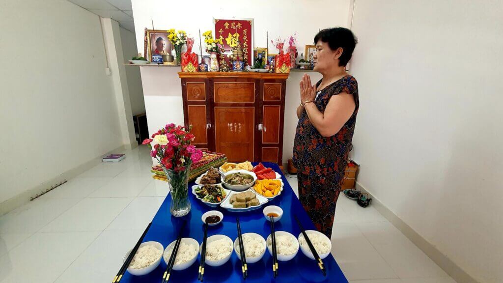 Thường có ba nơi cần cúng, và bạn sẽ cần chuẩn bị các mâm lễ vật phù hợp cho từng nơi.