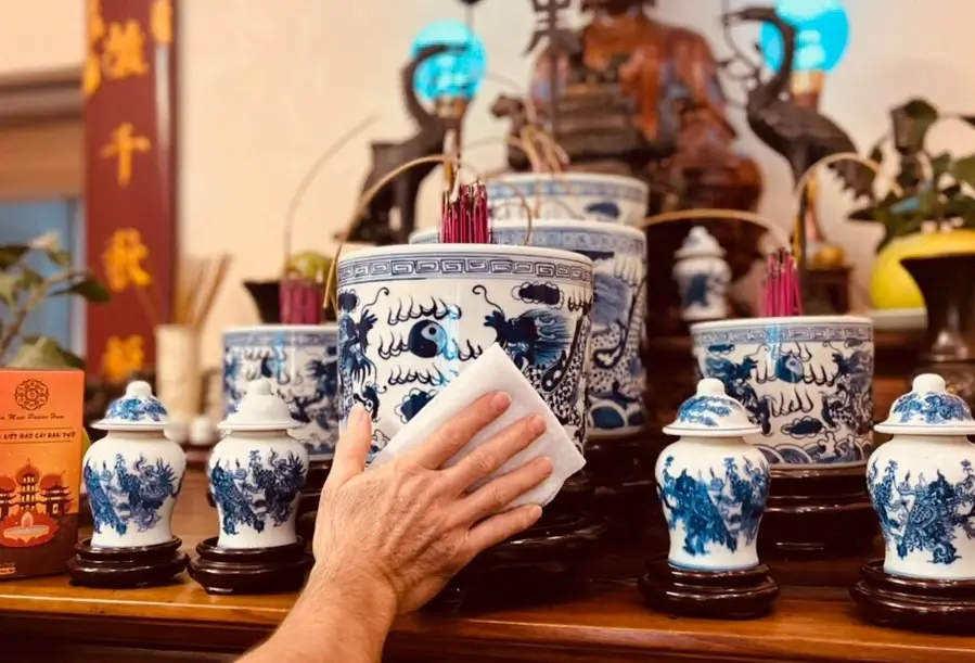 Mọi đồ vật, từ khung ảnh đến bát nhang, bộ lư đồng hay cốc chén, đều cần được vệ sinh kỹ lưỡng