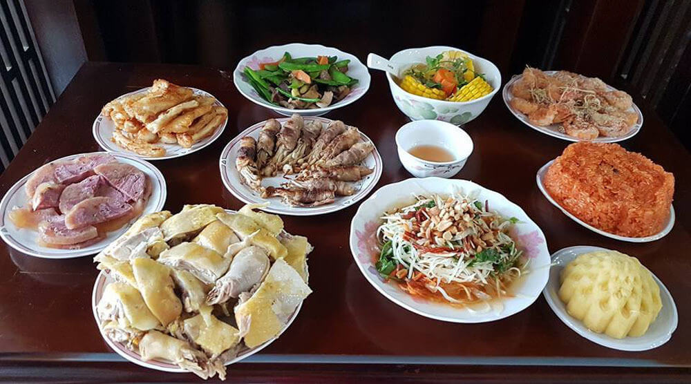 Mâm cúng tảo mộ thường được chuẩn bị tùy theo yêu cầu của gia đình, có thể là mâm cúng chay hoặc mâm cúng mặn