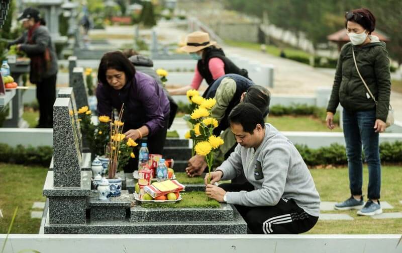 Bên cạnh việc thực hiện lễ bái tại nghĩa trang, tảo mộ cũng là dịp để các gia đình, dòng họ chăm chút, tu sửa lại mộ phần của người thân đã khuất