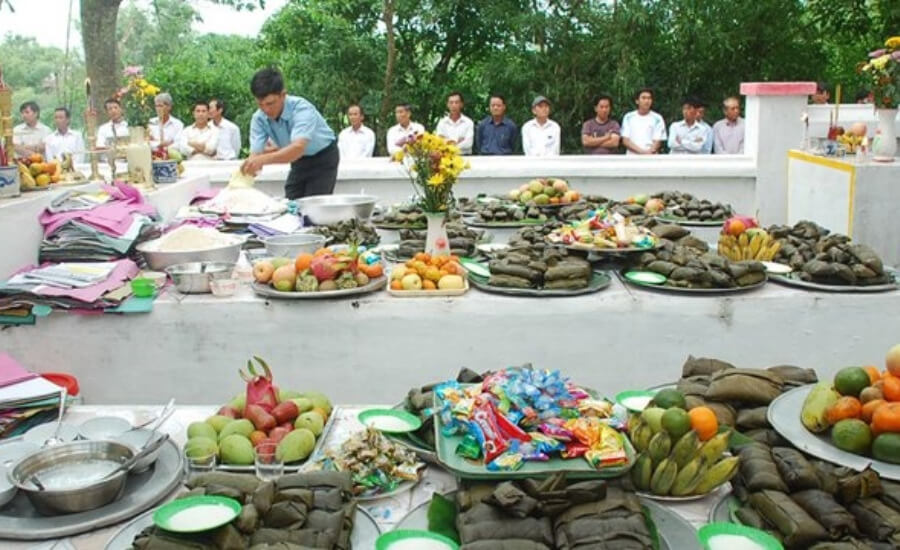 Mâm cúng Tết Thanh Minh ở ngoài mộ