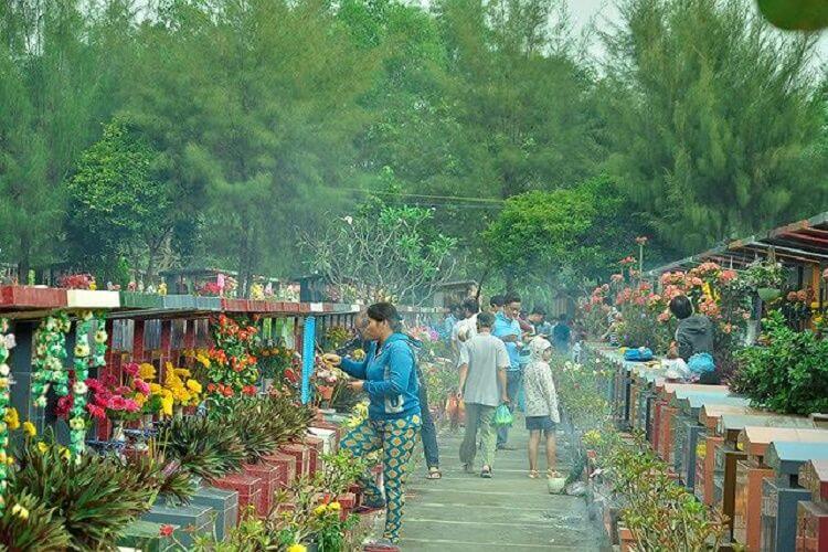 Vào dịp Thanh Minh, người ta thường mang theo xẻng, cuốc để sửa sang lại nấm mồ, đắp lại cho đầy đặn, loại bỏ cỏ dại và các cây hoang mọc phủ lên mộ