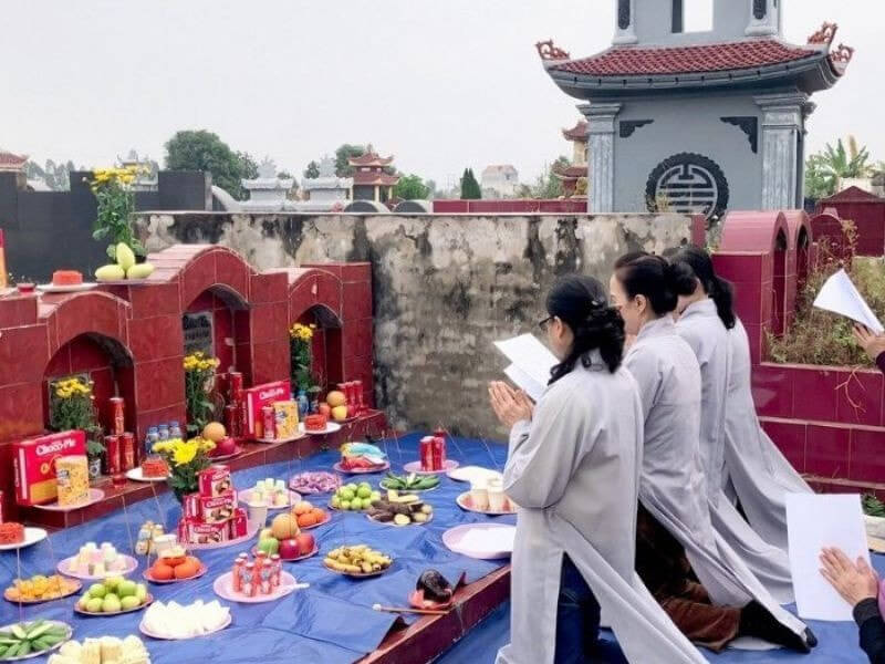 Cúng Thanh Minh ngoài mộ