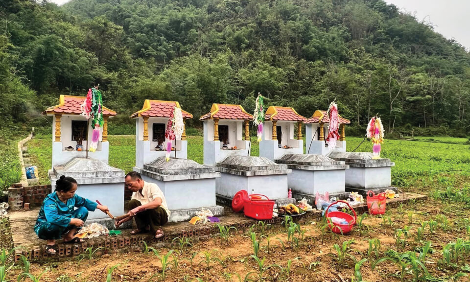 Dù ở đâu, đến ngày mùng 3/3 âm lịch, mọi người đều cố gắng về quê, tảo mộ và sum vầy bên mâm cơm gia đình