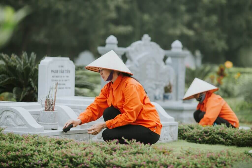 Vào Tết Thanh Minh, các nghĩa trang trở nên đông đúc, phản ánh đạo lý "Uống nước nhớ nguồn" của người Việt