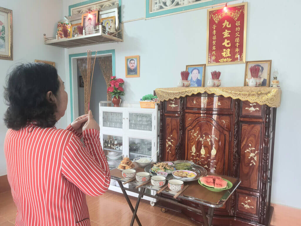 Theo phong tục Việt Nam, trước khi thực hiện nghi thức đọc văn khấn rước ông bà về ăn Tết, gia chủ cần chuẩn bị một mâm cơm cúng thật tươm tất và đầy đủ