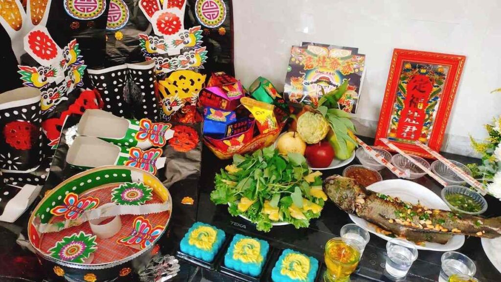 Lễ vật để đưa ông Táo về nhà nên được đặt trong bếp và khi cúng, cần phải bật bếp để đảm bảo mâm cúng đầy đủ, phong phú, tượng trưng cho sự ấm no quanh năm