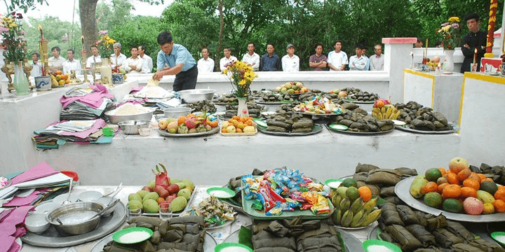 Tùy vào từng gia đình, mâm cúng Tết Thanh Minh ngoài mộ có thể là mâm cúng mặn hoặc chay