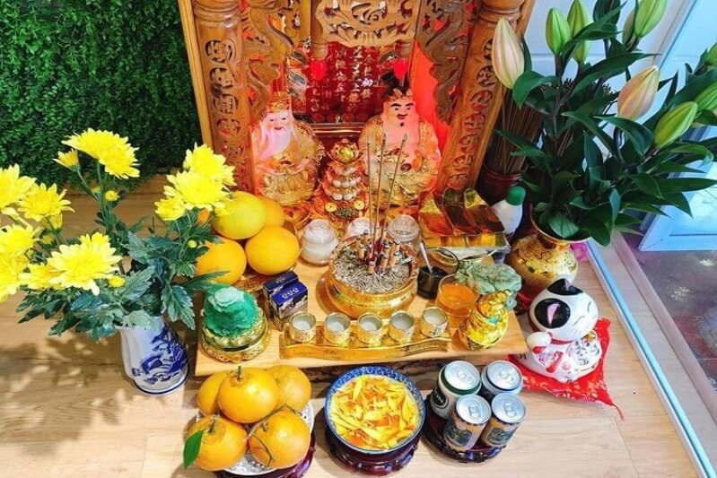 Việc dâng hương và cúng bái tại bàn thờ Thần Tài cần được các gia chủ thực hiện một cách nghiêm túc và cẩn trọng hàng ngày