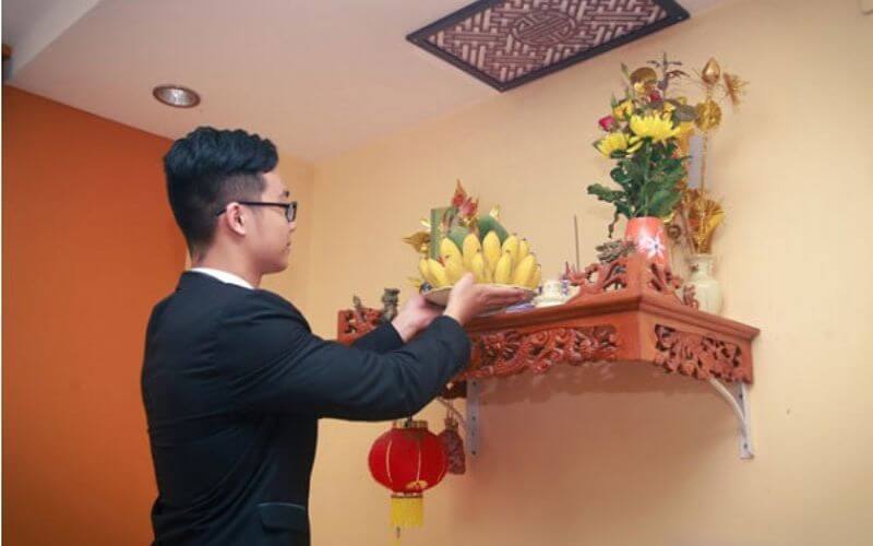 Sau khi nhang đã được thắp, bạn cần chờ cho đến khi nhang cháy hết mới bắt đầu tỉa chân nhang