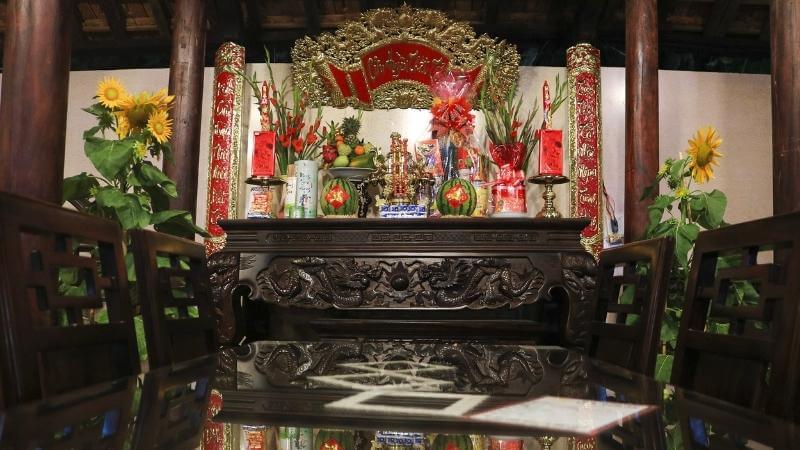 Khi hoàn thành việc đọc văn khấn chuyển bàn thờ sang vị trí mới, gia chủ cần vái lạy và đợi cho đến khi tuần hương cháy được 2/3, sau đó tiến hành lễ tạ và hóa vàng