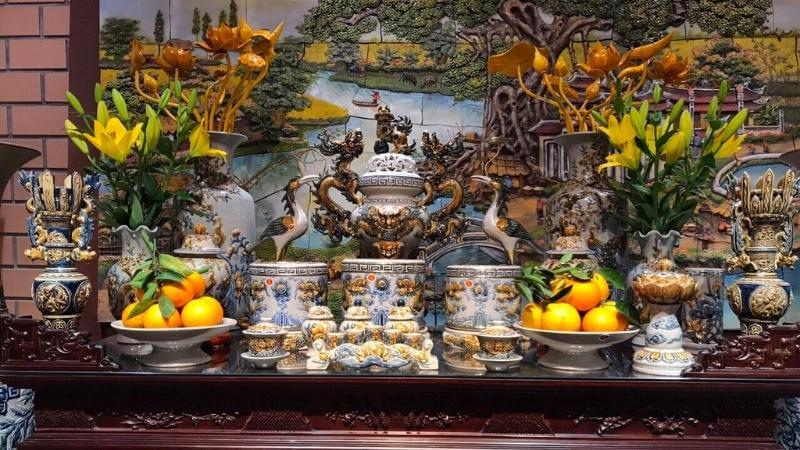 Sau khi di dời bàn thờ đến vị trí mới, gia chủ nên thắp một nén nhang mới