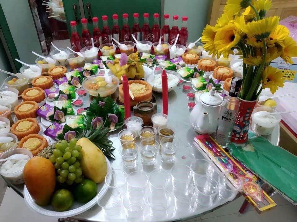 Mâm cúng cho bà Mụ – thường bao gồm 12 chén chè, 12 chén cháo, bánh kẹo, hoa quả và các lễ vật khác
