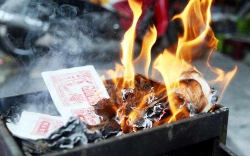 Theo các chuyên gia phong thủy, bộ vàng mã cúng ông Táo bao gồm hia, mũ, quần áo và tiền vàng mã, thường được đốt ngay sau lễ cúng vào ngày 23 tháng Chạp, kèm theo bài vị cũ