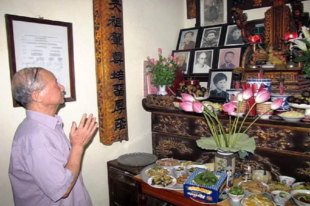 Lễ cúng giỗ 100 ngày, hay còn gọi là lễ thôi khóc, diễn ra khi âm hồn của người mất vẫn quanh quẩn bên người thân, chưa thể yên tâm ra đi