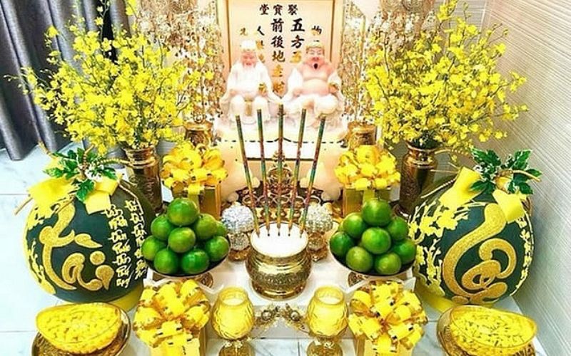 Cúng vào ngày Vía Thần Tài không chỉ là một nghi lễ tôn kính mà còn là cách cầu mong sự may mắn và thuận lợi cho công việc kinh doanh trong suốt cả năm