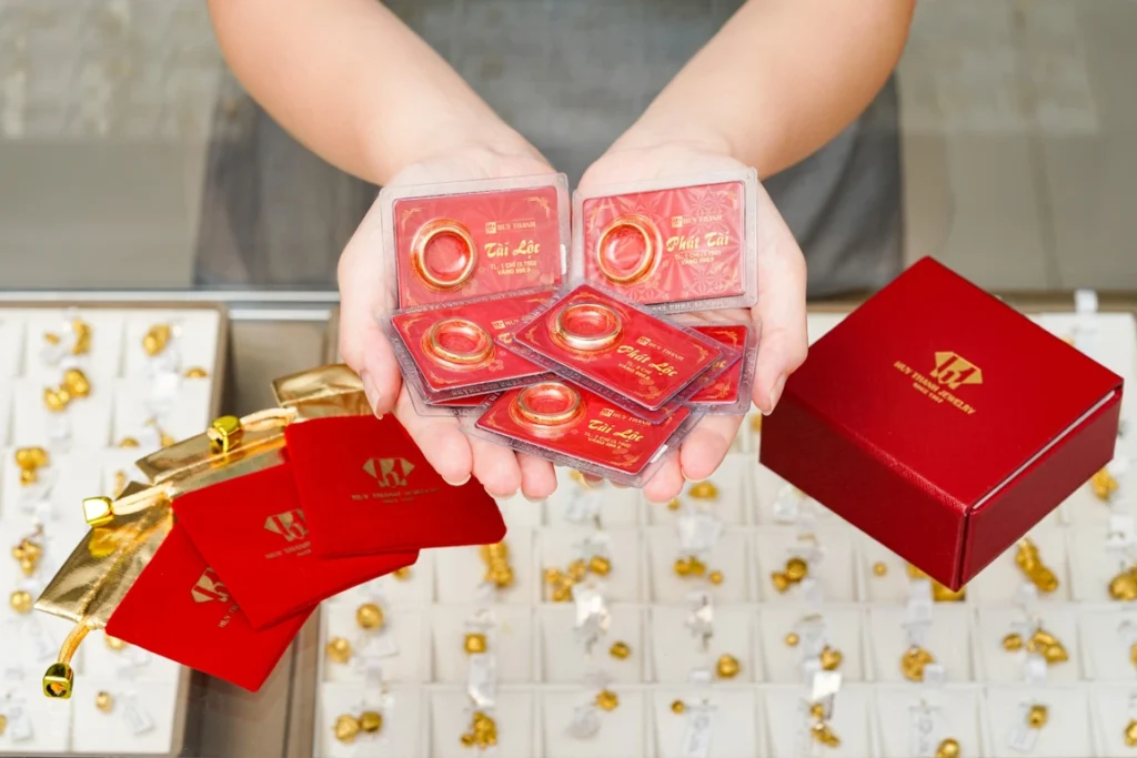 Phong tục mua vàng vào ngày Vía Thần Tài đã tồn tại từ lâu và trở thành một tín ngưỡng đặc trưng của người Việt vào mùng 10 tháng Giêng Âm lịch