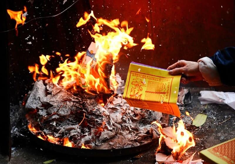 Văn khấn đốt vàng mã cho người đã mất là một phần quan trọng trong các nghi lễ cúng bái, đặc biệt vào dịp cuối năm, đầu năm, ngày rằm, hoặc mồng một hàng tháng