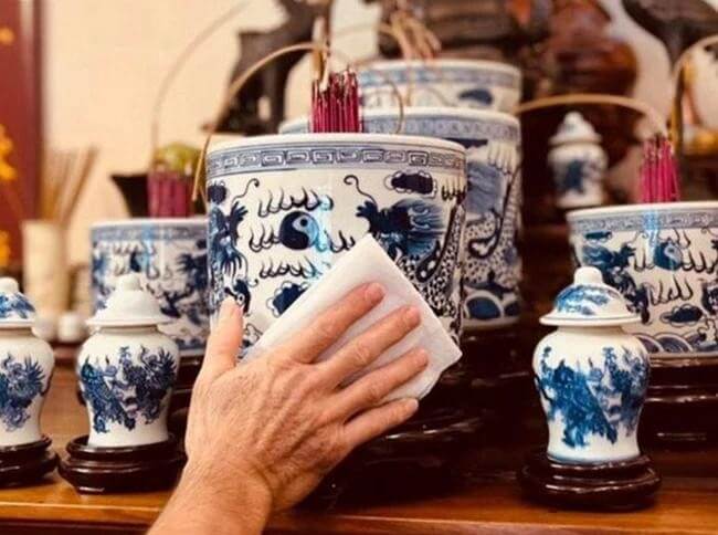Bao sái và rút tỉa chân nhang bàn thờ trở thành công việc hết sức quan trọng và cần thiết