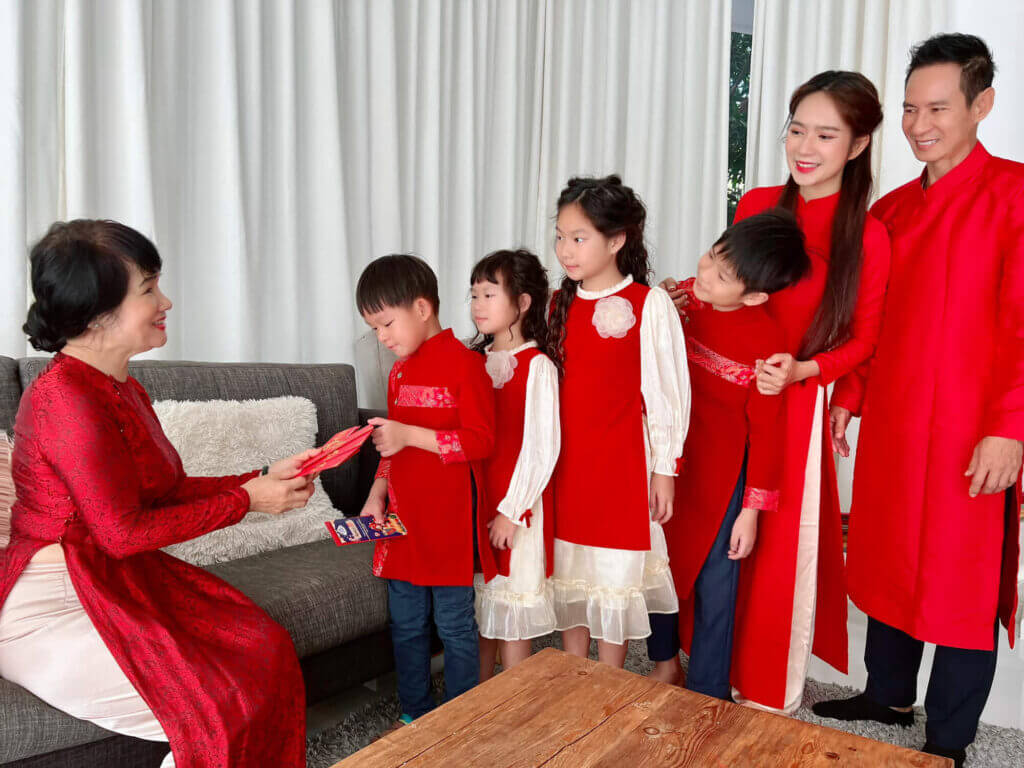 Phong tục này không chỉ diễn ra trong những ngày mùng 1, mùng 2, mùng 3 mà có thể kéo dài đến tận mùng 9, mùng 10 Tết. Vào sáng mùng 1, các gia đình quây quần bên nhau, cùng dùng bữa và trao những lời chúc tốt đẹp