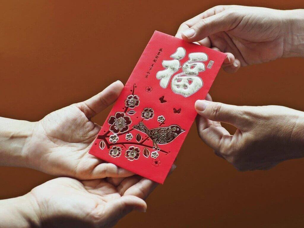Phong bao lì xì màu đỏ, chứa số tiền nhỏ, là món quà đầy ý nghĩa, tượng trưng cho lời chúc may mắn, sức khỏe và thành công trong công việc, học tập mà người lớn gửi đến trẻ nhỏ