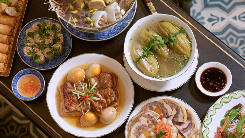 Mâm cỗ cúng mùng 3 Tết miền Nam thường bao gồm các món đặc trưng như nồi thịt kho nước dừa, dưa món, dưa giá, củ kiệu, bánh tét và khổ qua hầm