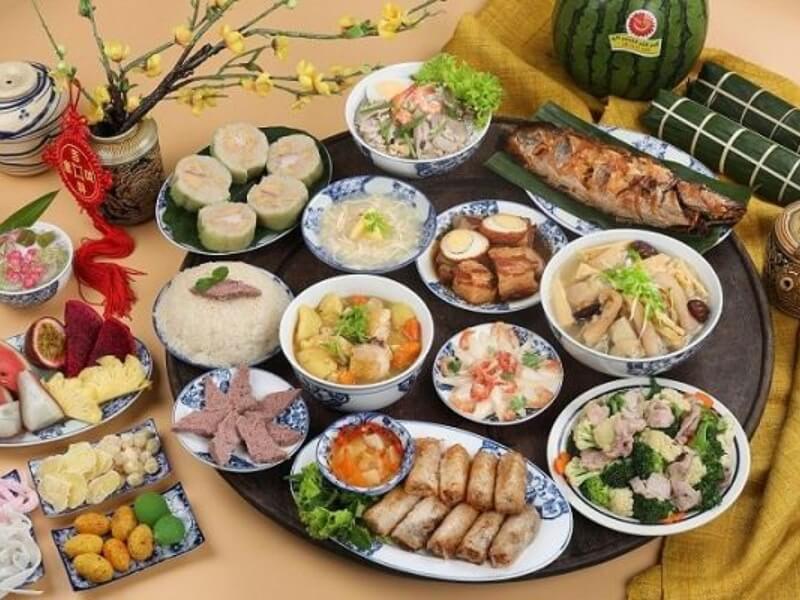 Mâm cúng mùng 3 Tết thường bao gồm đầy đủ các món như 'giò – nem – ninh – mọc', cùng với gà luộc, xôi, hoa quả, và bánh chưng xanh hoặc bánh tét
