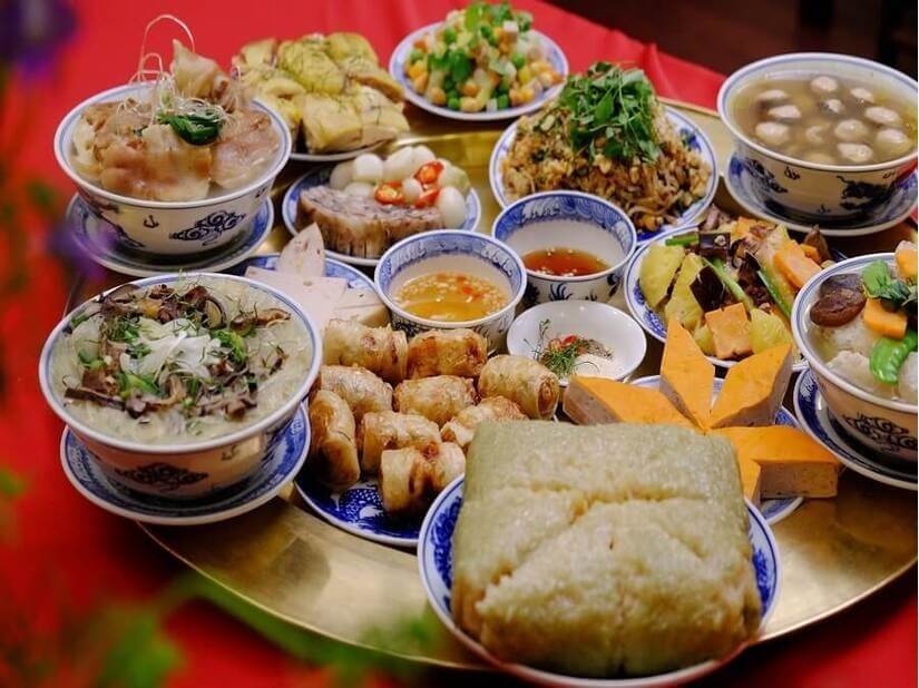 Lễ cúng vào ngày mùng 3 Tết, hay còn gọi là lễ hóa vàng, là nghi thức tiễn đưa ông bà về với cõi âm sau ba ngày đón Tết cùng con cháu