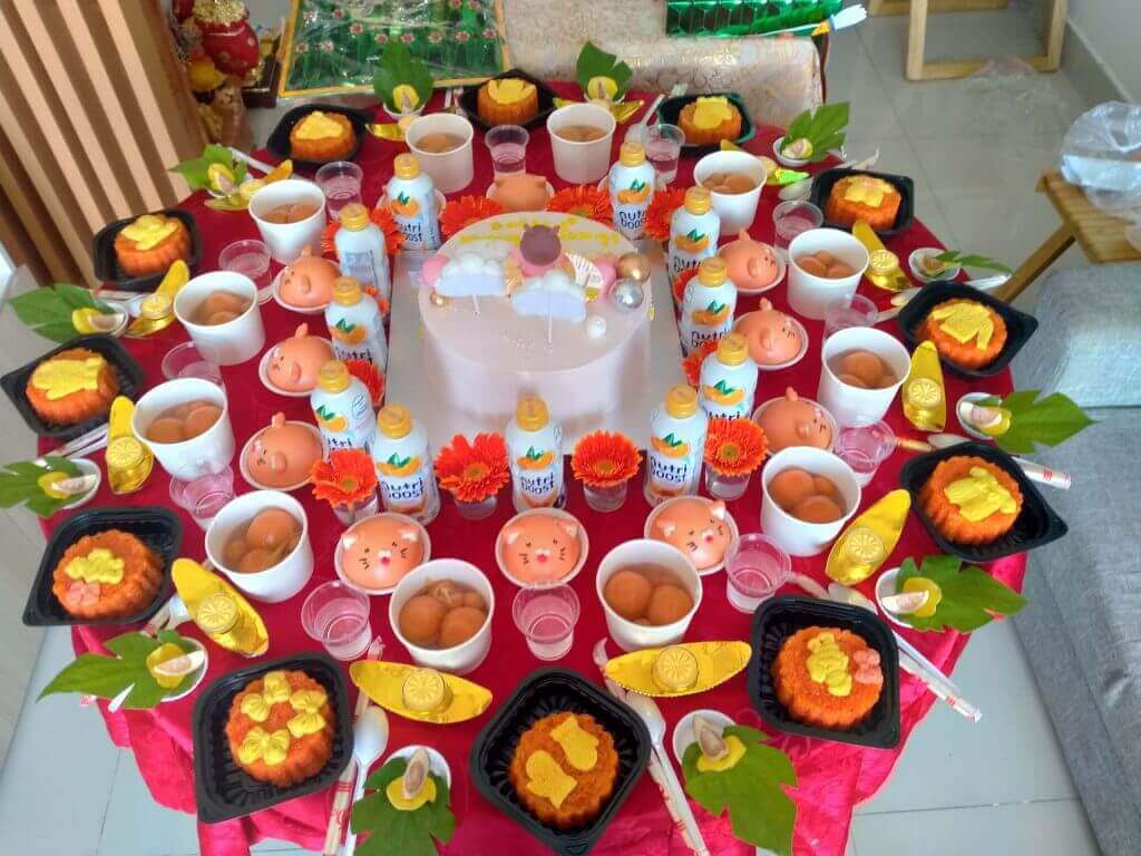 Cuối cùng, sau khi hoàn tất nghi thức cúng, gia đình sẽ cùng nhau thưởng thức lộc từ mâm cúng.