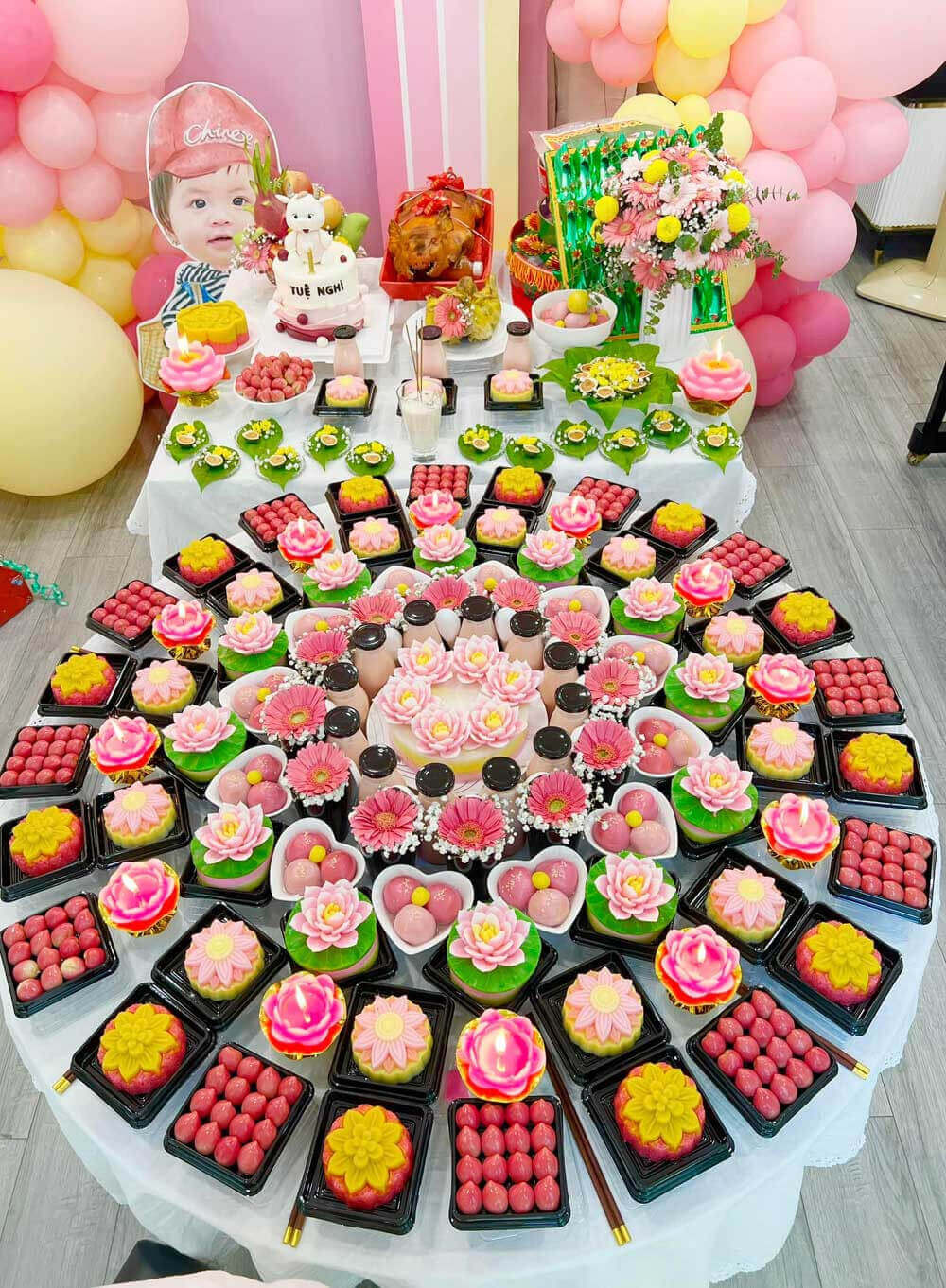 Để mâm cúng thôi nôi con gái hoàn thiện, gia đình cần đảm bảo các lễ vật này được chuẩn bị đầy đủ, tươi mới và sạch sẽ, bày biện trang nghiêm để thể hiện lòng thành tâm.