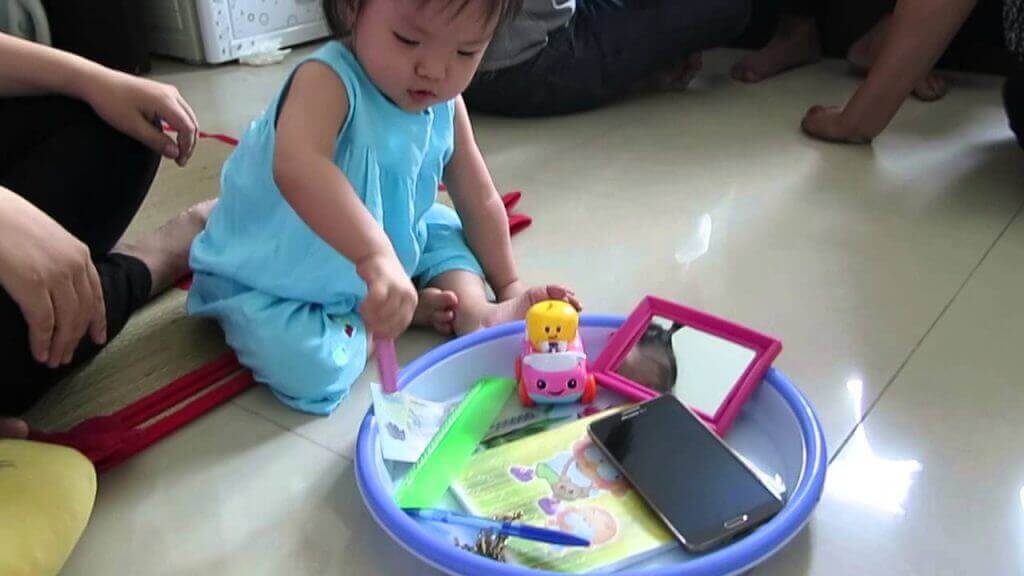 Mâm đồ vật tượng trưng cho nghề nghiệp trong tương lai của bé