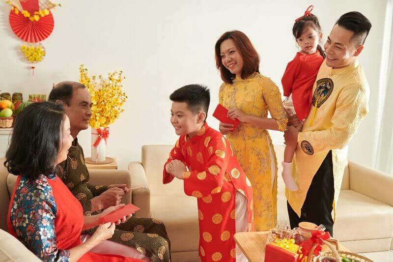 Mùng hai Tết là thời điểm để bạn và gia đình đến thăm họ mẹ, gửi những lời chúc may mắn và hỏi thăm sức khỏe cũng như công việc của mọi người trong năm qua