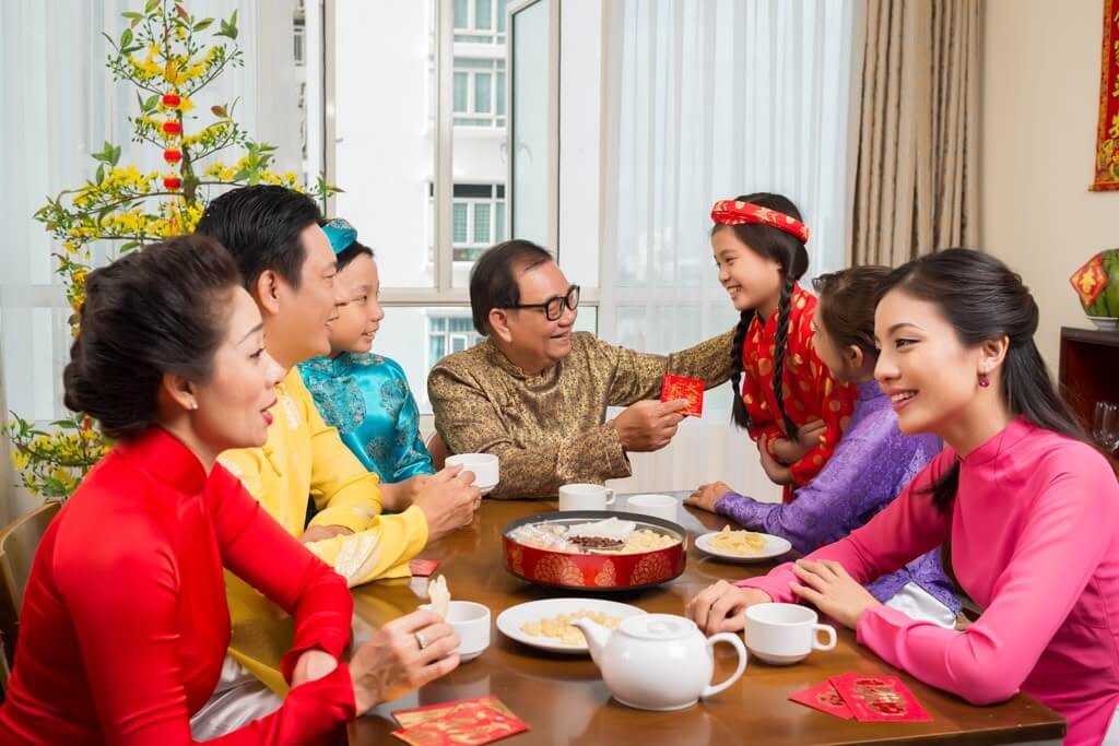Nguồn gốc cụ thể của phong tục chúc Tết vẫn chưa được xác định rõ, nhưng Tết luôn là thời điểm đặc biệt để chúng ta đón chào năm mới và tạm biệt năm cũ, hay còn gọi là khoảnh khắc giao mùa, khi đất trời như thay đổi