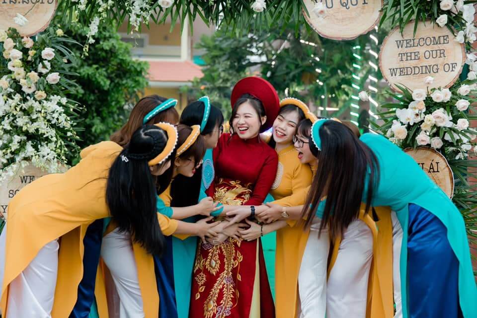 Lì xì cho đội bê tráp thường được thực hiện sau khi trao và nhận tráp quả