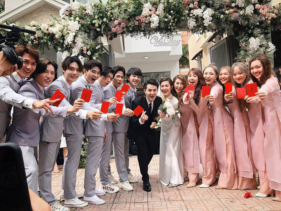 Nếu thuê dịch vụ bê tráp, số tiền lì xì thường là số đã thỏa thuận từ trước