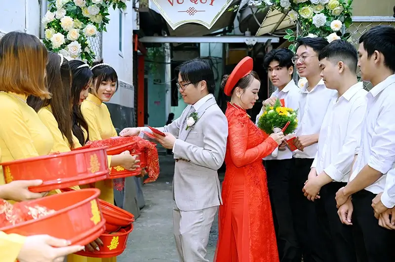 Để tránh hiểu lầm và thể hiện lòng cảm ơn chân thành đối với những người giúp đỡ trong việc bưng quả, cô dâu chú rể cùng hai bên gia đình nên bàn bạc trước về số tiền lì xì