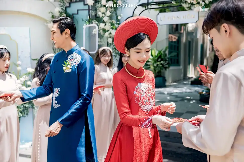 Trong ngày ăn hỏi, nhà trai chuẩn bị lễ vật và giao cho đội bê tráp, thường là nhóm thanh niên cùng tuổi và chưa có gia đình, để bưng mâm quả đến nhà gái