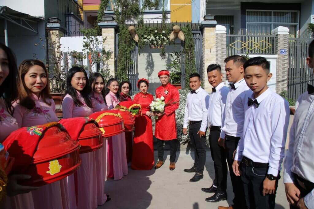 Sau khi trao và nhận tráp quả, cô dâu chú rể sẽ lì xì lại cho đội bưng quả