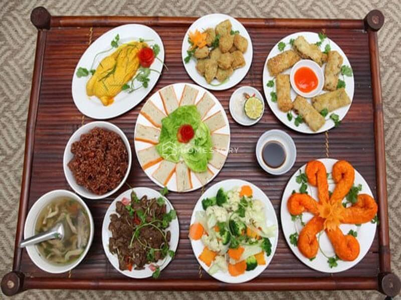 Vào ngày đầu năm đầy ý nghĩa này, các gia đình thường tiến hành cúng tổ tiên và thần linh