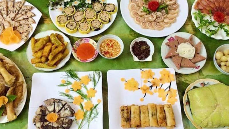 Mâm cỗ, dù là mặn hay chay, luôn được chuẩn bị kỹ lưỡng, chế biến tỉ mỉ và bày biện trang trọng, thơm ngon, nhằm thể hiện sự thành kính và tôn nghiêm trong ngày đầu năm