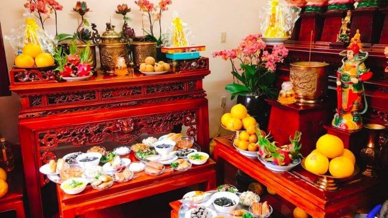 Mâm cúng mùng 1 Tết có thể khác nhau tùy theo phong tục của mỗi địa phương và điều kiện kinh tế của từng gia đình, với những lễ vật được bổ sung hoặc thay đổi sao cho phù hợp