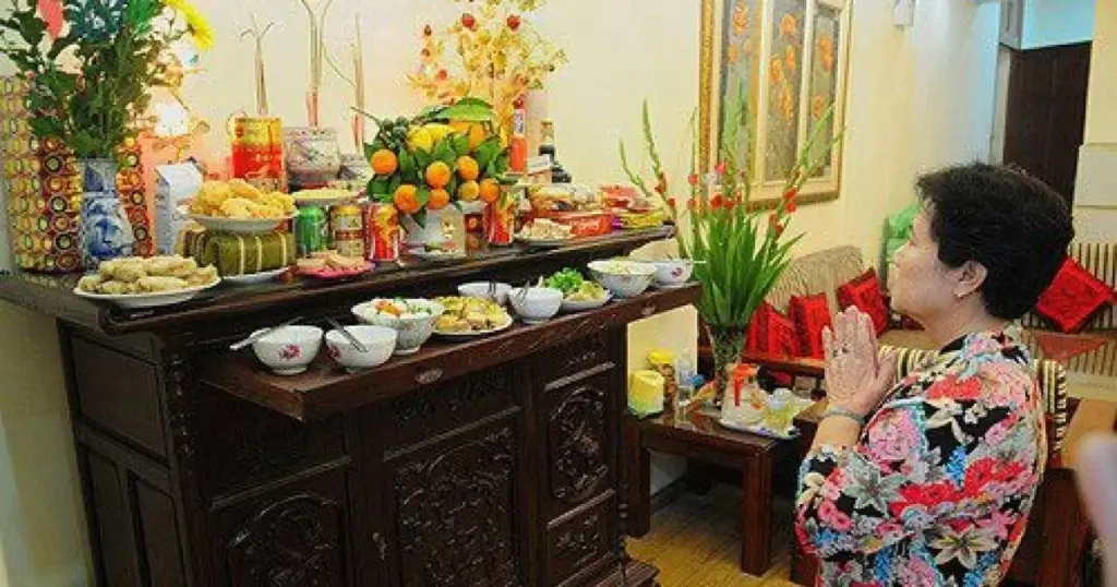 Lễ thờ cúng trong Tết Nguyên Đán là dịp con cháu thể hiện lòng biết ơn sâu sắc và thành kính đối với ông bà tổ tiên, các vị thần linh đã phù hộ, bảo vệ gia đình trong suốt năm qua