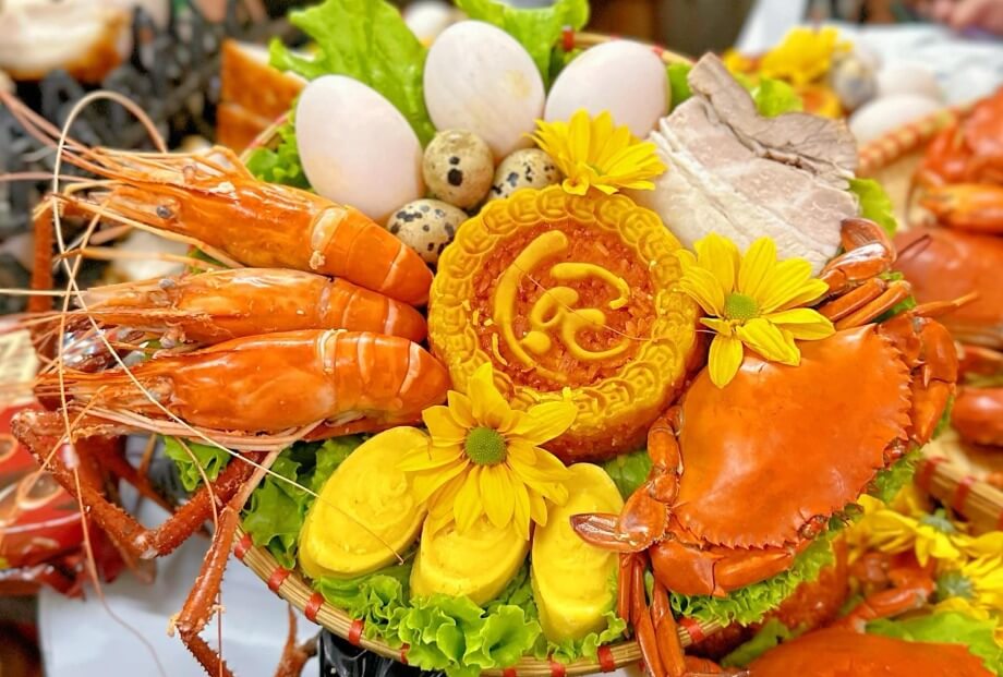 Trước khi tiến hành đọc văn khấn Thần Tài hay làm bài cúng Thần Tài, gia chủ cần chuẩn bị mâm lễ vật đầy đủ