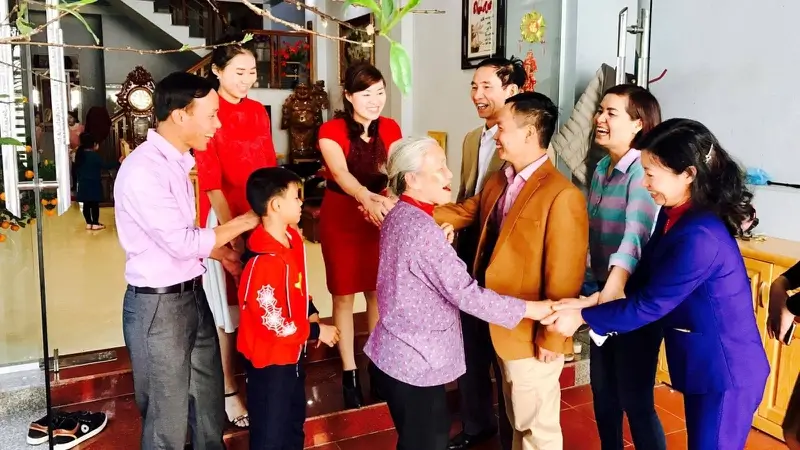 Theo truyền thống xưa, sau khoảnh khắc giao thừa, mọi thứ trong nhà đều được làm mới, và gia chủ thường hy vọng người đầu tiên đến chúc Tết sẽ mang lại vận may, tài lộc cho gia đình trong cả năm